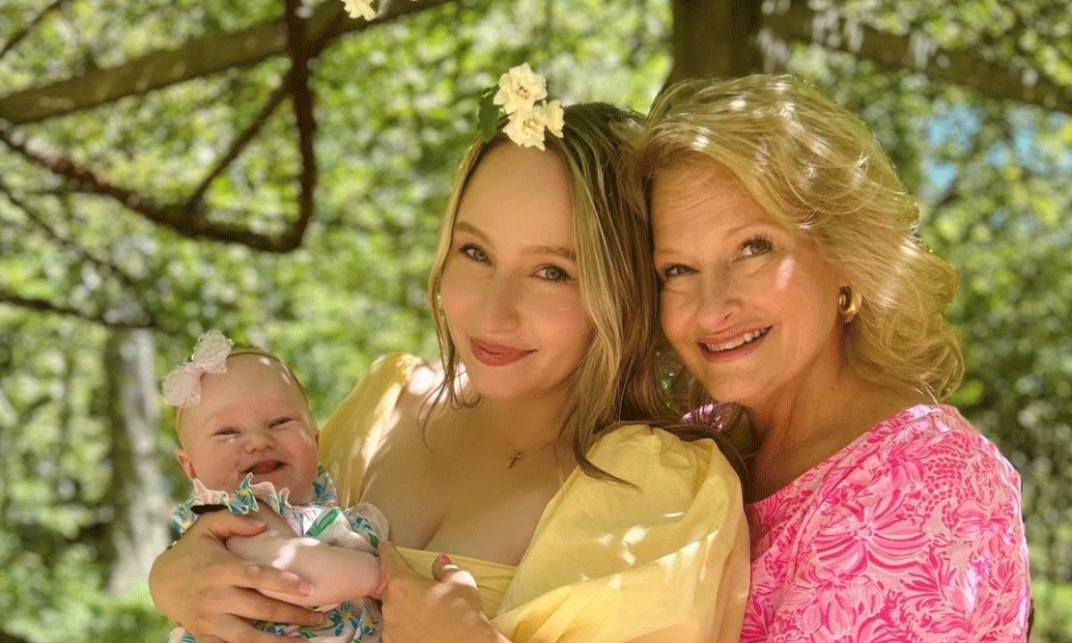 Kenan and her mother, Meredith, pose with Kenan's baby daughter